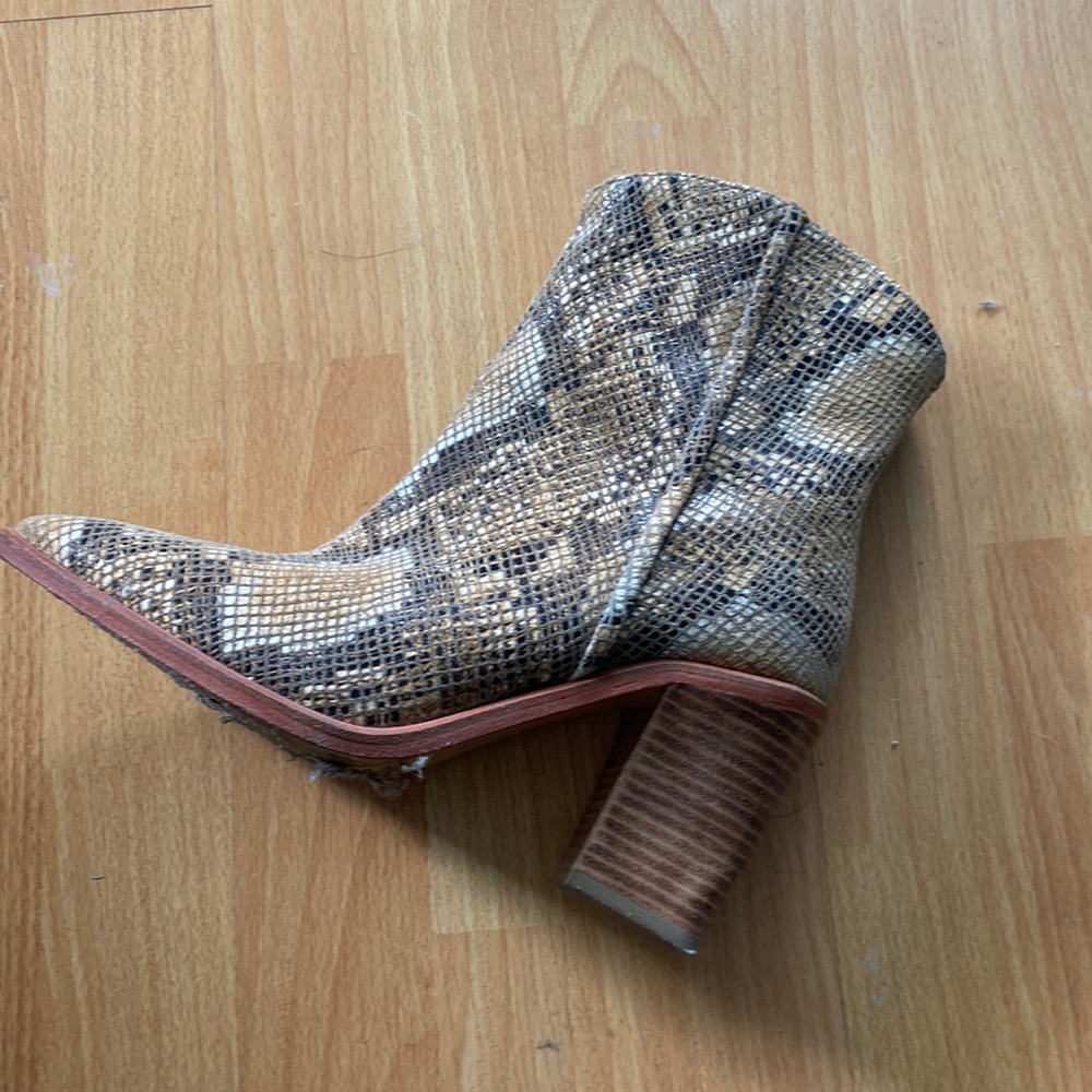 Free People skin ankle boot never worn
